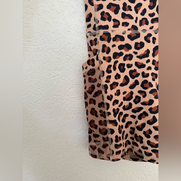 On-The-Go PowerHold® High-Waisted 6'' Short Cheetah - Picture 6 of 6
